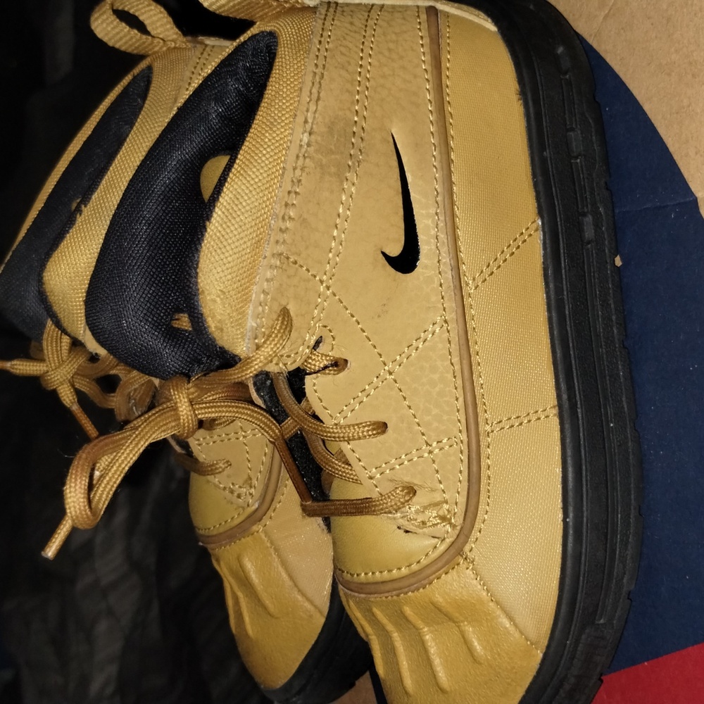 Shoes - Picture 2 of 8